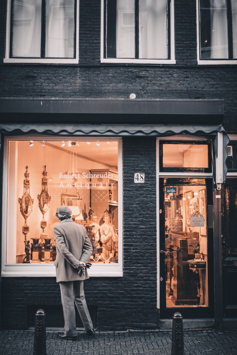 Buyer - Photo by Jelle van Leest on Unsplash